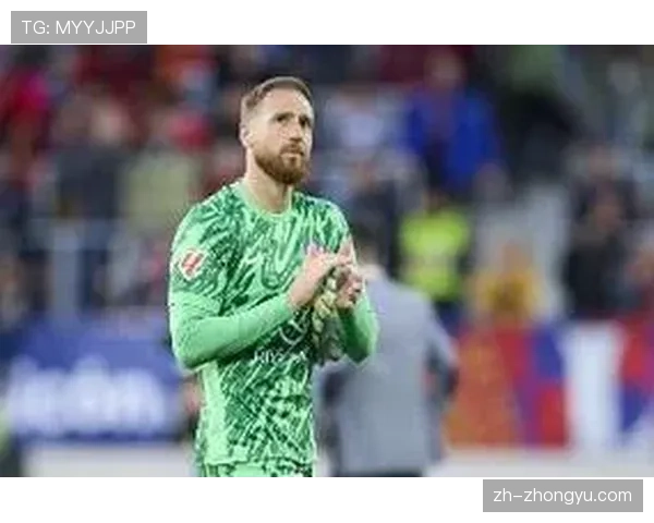 特写：马竞门将奥布拉克神勇扑出哈兰德必进球后，激动捶打草皮