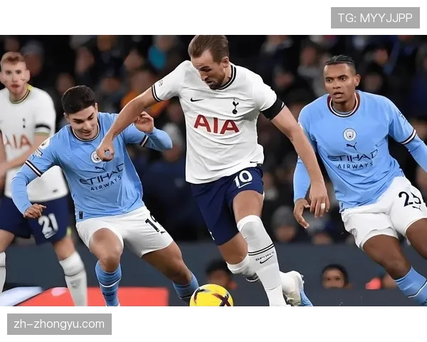 视频显示，热刺球场因暴雨出现局部积水，比赛曾短暂中断